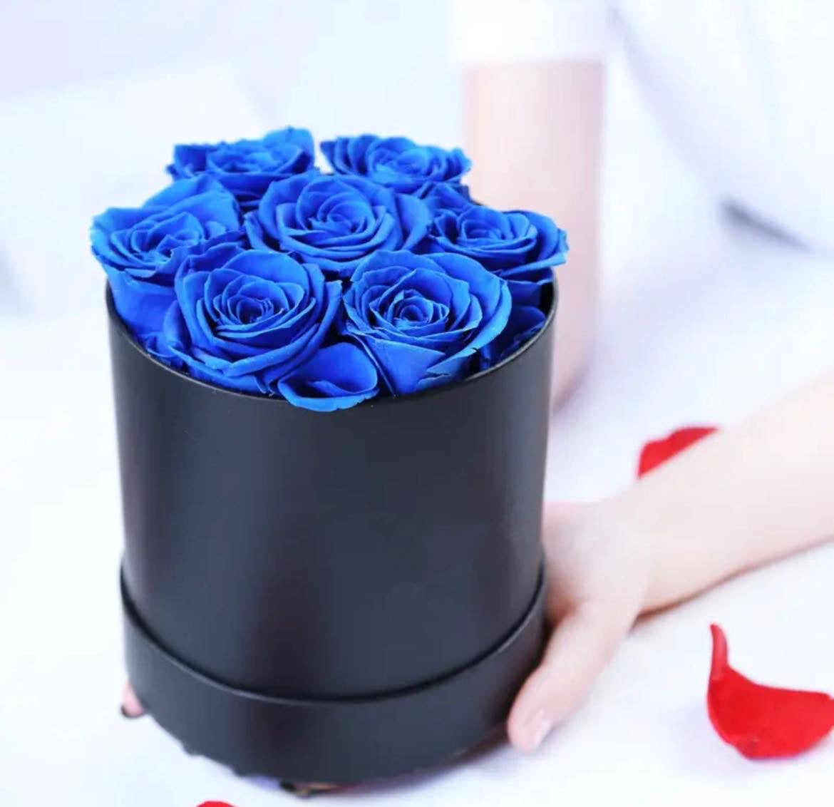 7 Eternal Roses in a Round Box Blue